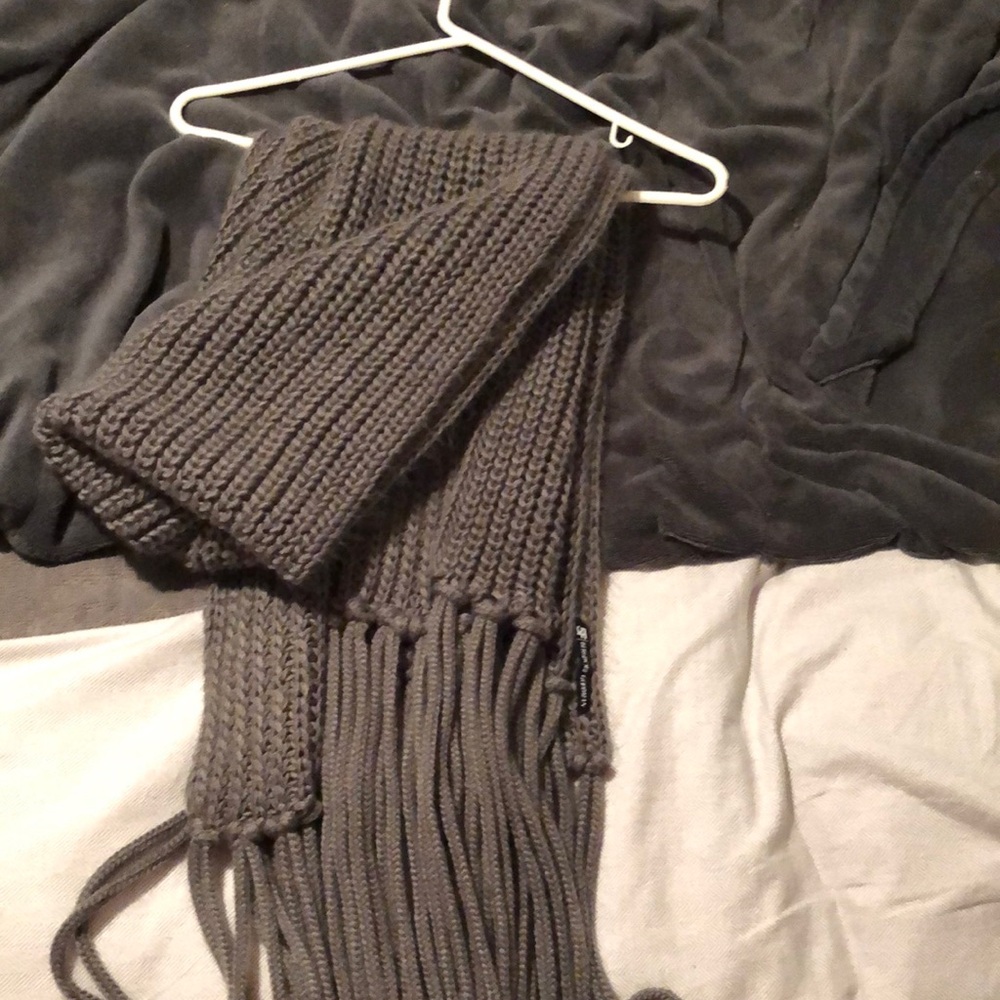 - - 5F Bergdorf Goodman chunky knit scarf with knitted tassels